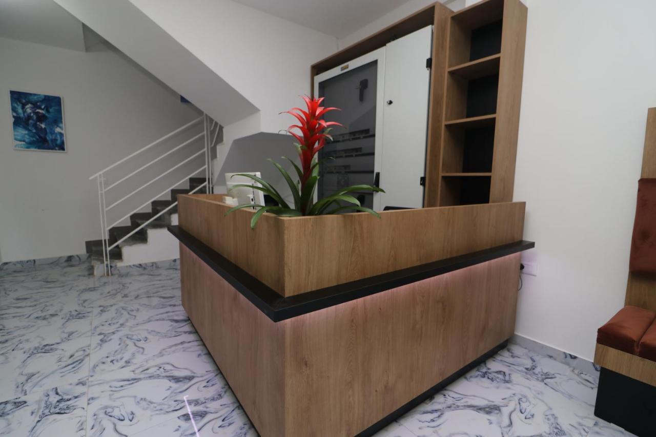 Heming-Way Hotel Durrës Esterno foto