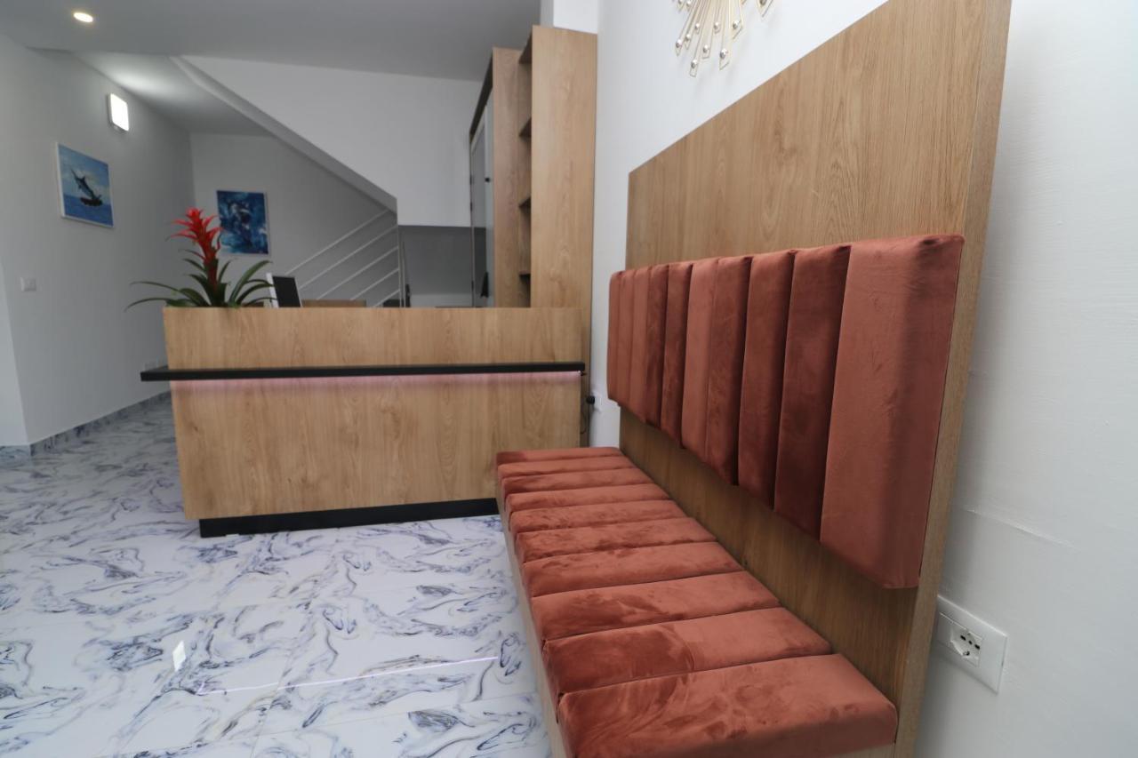 Heming-Way Hotel Durrës Esterno foto