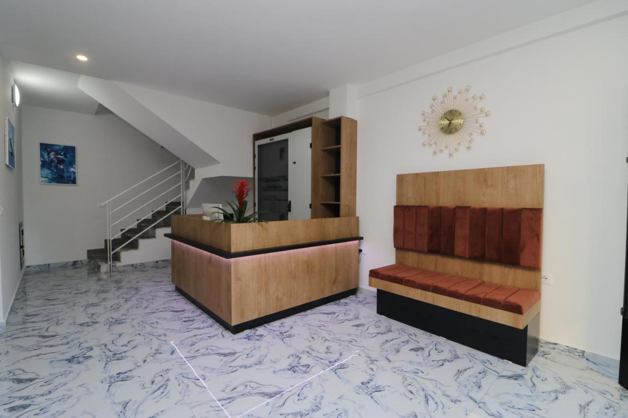 Heming-Way Hotel Durrës Esterno foto