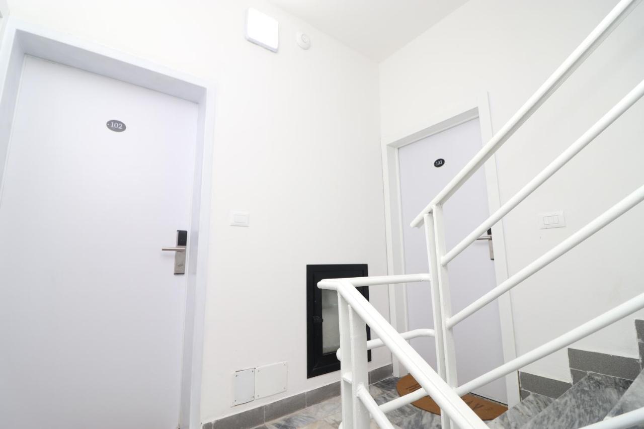 Heming-Way Hotel Durrës Esterno foto