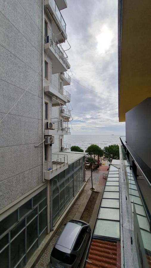 Heming-Way Hotel Durrës Esterno foto